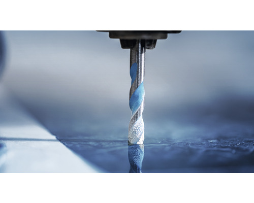 Špirálový vrták vŕta do obrobku