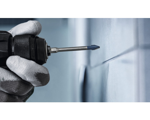 Vrták do dlaždíc používaný s akumulátorovým skrutkovačom