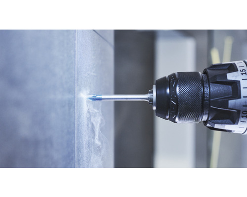 Vŕtačka vŕta otvor do dlaždice.