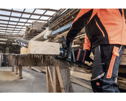 Osoba reže kus dreva pomocou akumulátorovej reťazovej píly Metabo.
