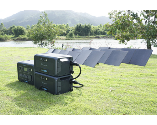 Bluetti Powerstation so solárnymi panelmi na lúke