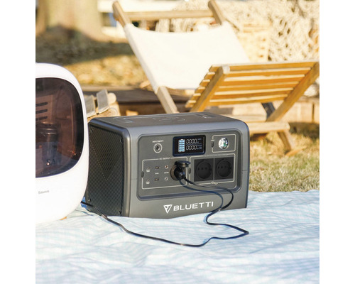 Bluetti Powerstation s nabíjacím káblom vonku