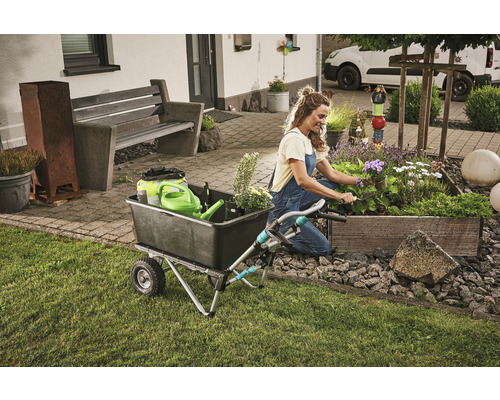 Žena pracuje v záhrade s fúrikom a hrantíkom