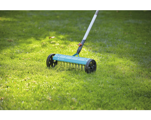 Prevzdušňovač trávnika Gardena s kolieskami na trávniku