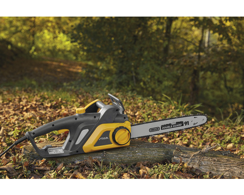 Elektrická reťazová píla na prerezávanie stromov v záhrade