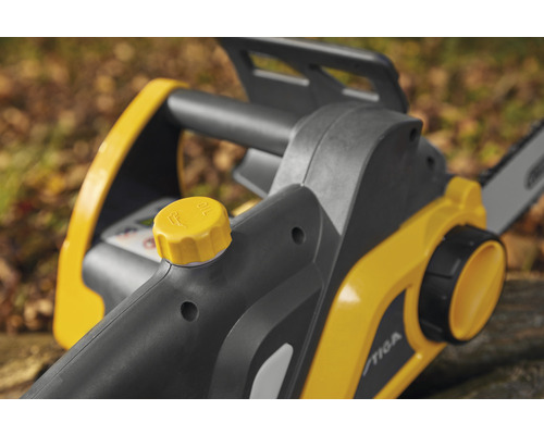 Detail elektrickej píly s olejovou nádržou a logom Stiga.