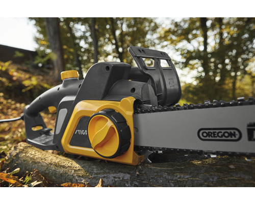 Elektrická reťazová píla na kmeni stromu vonku