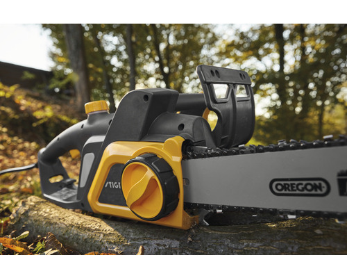 Elektrická reťazová píla na kmeni stromu s pílovým listom Oregon