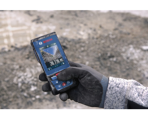 Logo spoločnosti Bosch. Ruka v rukavici drží diaľkomer Bosch s displejom zobrazujúcim 28.776 metrov