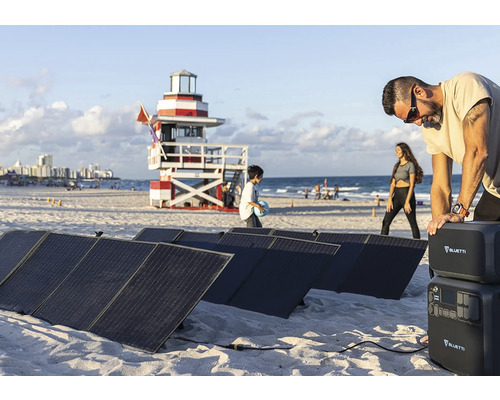 Solárny energetický systém Bluetti s prenosnými napájacími stanicami na pláži