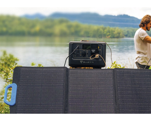 Solárny panel a mobilná elektráreň pred jazerom