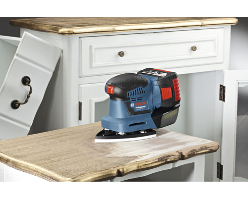 Akumulátorová excentrická brúska Bosch Professional na komode