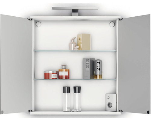 Otvorená zrkadlová skrinka so sklenenými policami, osvetlením a zásuvkou