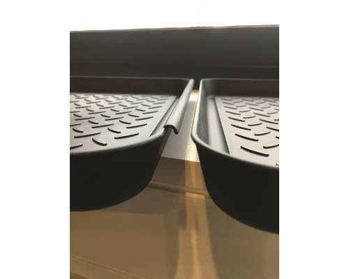 Dva čierne plastové odkvapkávače na topánky s vrúbkovaným vzorom