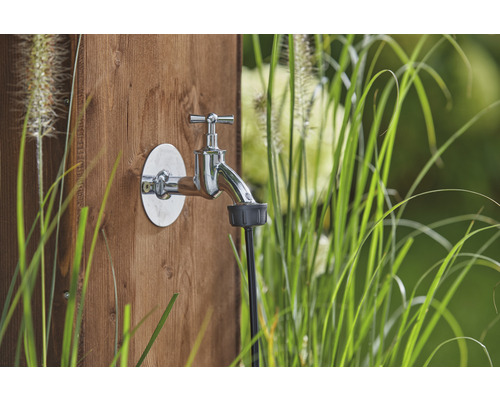 Záhradný výtok s vodovodným kohútikom a hadicovou prípojkou na drevenej stene