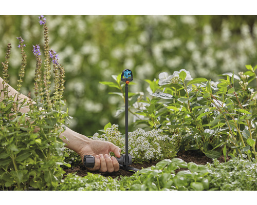 Zavlažovanie záhrady viacplošným zavlažovačom v kvetinovom záhone