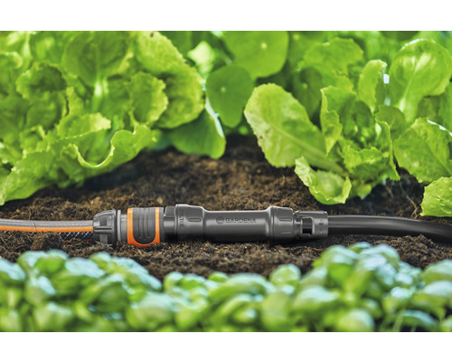 Spojka Gardena s dvoma záhradnými hadicami v záhone