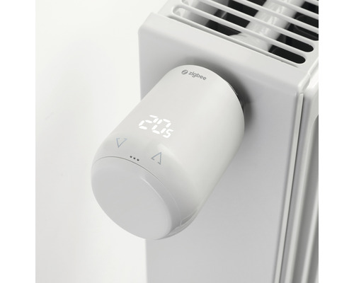 Elektronická termostatická hlavica s digitálnym displejom a logom Zigbee na radiátore