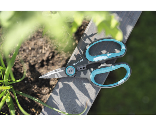 Záhradné nožnice Gardena na dreve