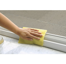 Čistenie okna čistiacou handričkou