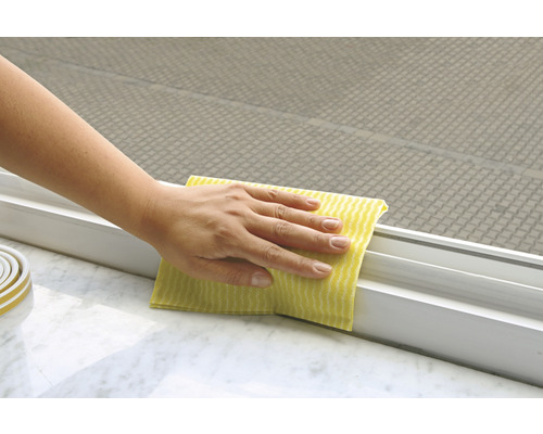 Čistenie okna čistiacou handričkou