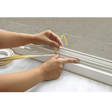 Aplikácia tesniacej pásky na okenný rám