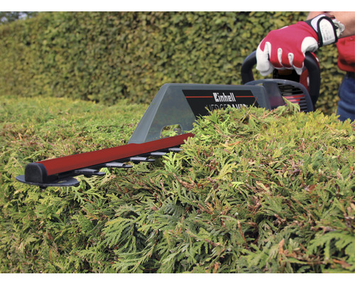 Nožnice na živý plot Einhell pri strihaní živého plota