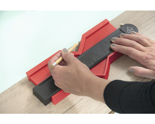 Osoba používa obrysové meradlo na prenos tvarov.