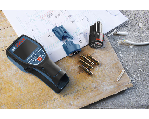 Detektor Bosch D-tect 120 s batériami, akumulátorom a príslušenstvom na drevenom povrchu