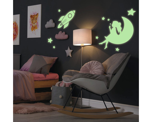 Spálňa s nástennými samolepkami hviezd, oblakov, rakety a dievčaťa na mesiaci
