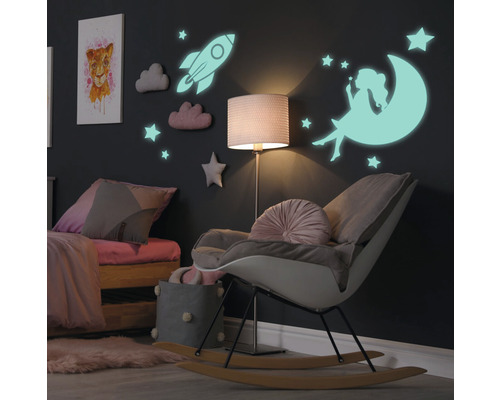 Detská izba s nálepkami na stenu, posteľou, kreslom a lampou