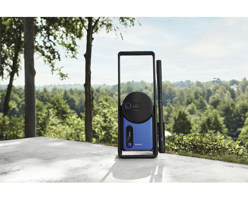 Vysokotlakový čistič Nilfisk na terase s kulisou stromov