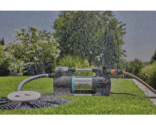 Záhrada so záhradným čerpadlom pod tečúcou vodou