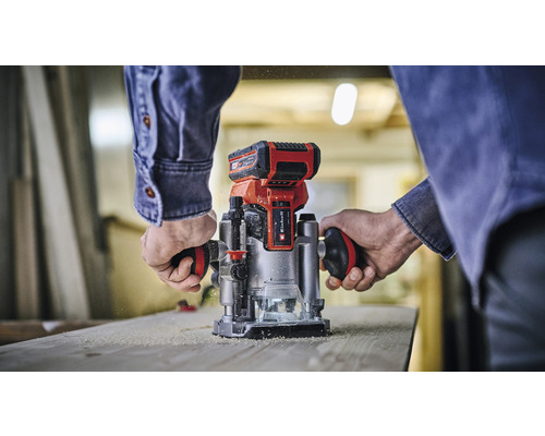 Jednoručná fréza používaná na drevenej doske.