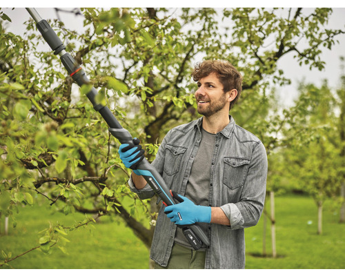 Muž používa akumulátorové nožnice na konáre Gardena na prerezávanie konárov v záhrade.