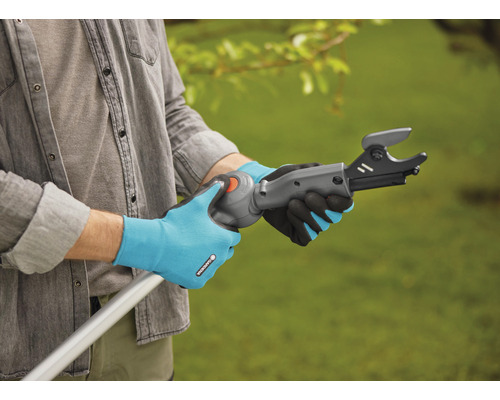 Osoba obsluhuje nožnice na konáre na tyči so záhradnými rukavicami.