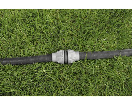 Záhradná hadica s hadicovou spojkou na trávniku