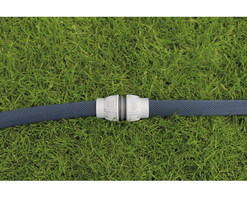 Záhradná hadica s konektorom hadice na trávniku