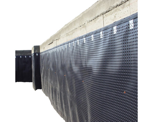 Detailný záber steny budovy s inštalovanou nopovou fóliou na hydroizoláciu budovy