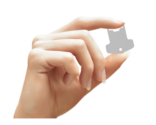 Ruka drží malý značkovací disk