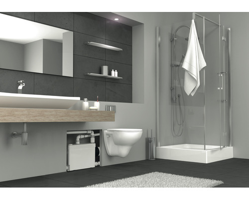 Moderná kúpeľňa so sprchou, umývadlom a toaletou.