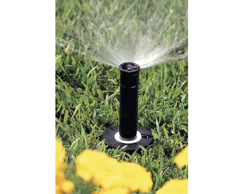 Zavlažovač v prevádzke pre zavlažovanie trávnika