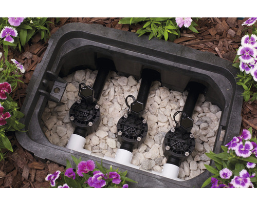 Zavlažovací ventil vo ventilovej skrini v záhrade