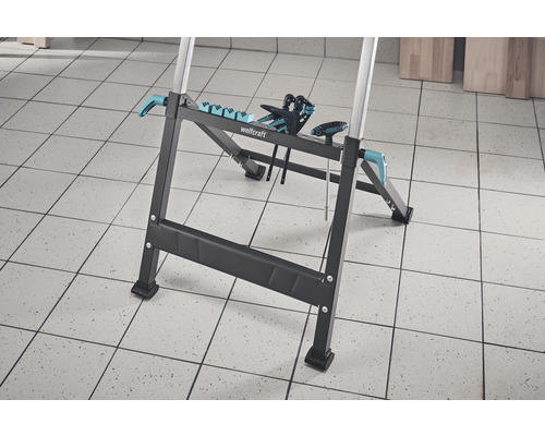 Pracovný stôl Wolfcraft na dlaždicovej podlahe