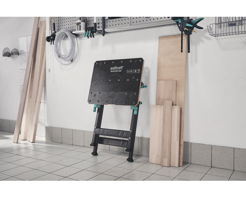 Pracovný stôl s drevenými materiálmi v dielni