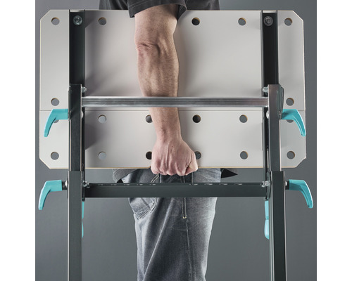 Osoba nesúca pracovný stôl.