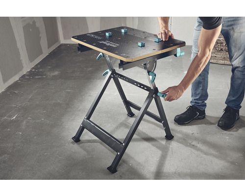 Pracovný stôl Wolfcraft Master 650 s osobou, ktorá ho obsluhuje