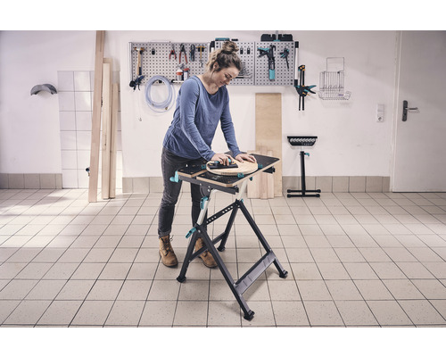 Žena pracuje na ponku s náradím na stene