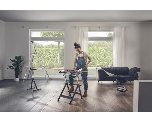 Žena reže drevo na pracovnom stole vo svetlej miestnosti