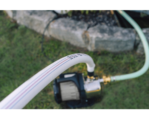 Záhradné čerpadlo so záhradnou hadicou vonku